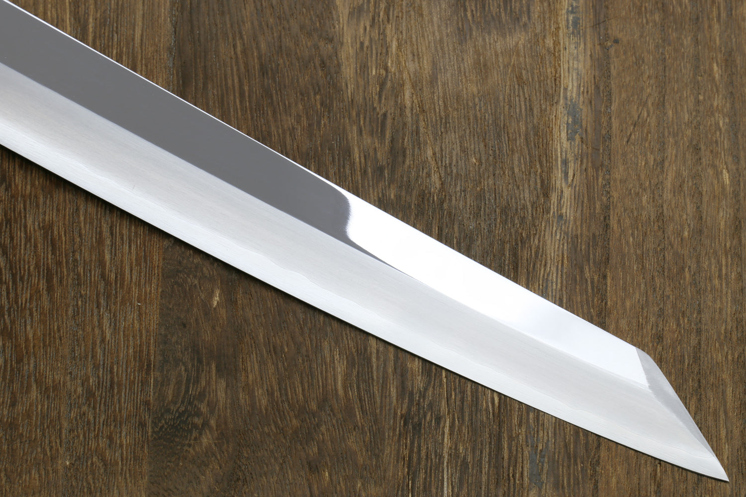 Japanese sushi knife with mirror-finished stainless steel blade edge