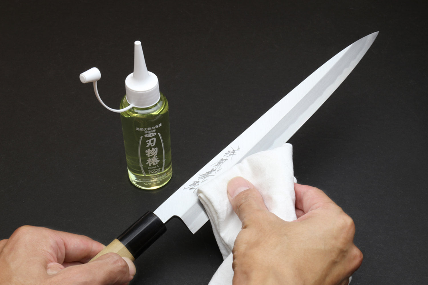 Rust oil and eraser set: hand wipes knife blade with white cloth
