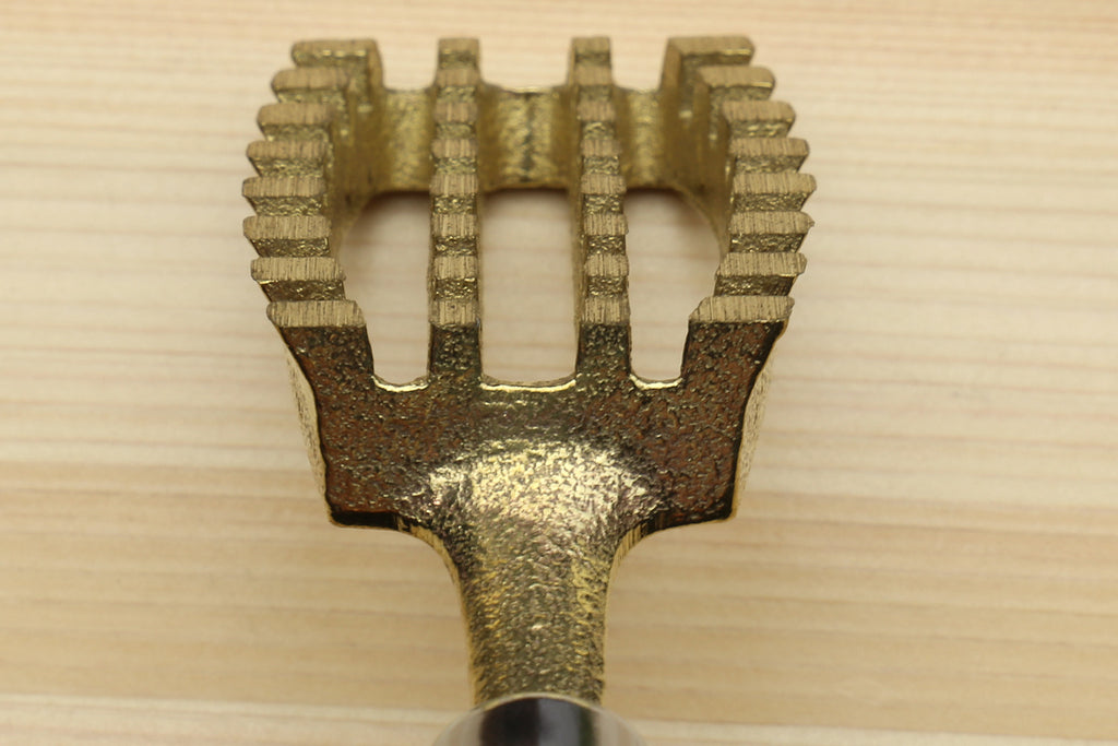 Gold fish scaler head face with evenly spaced upright teeth