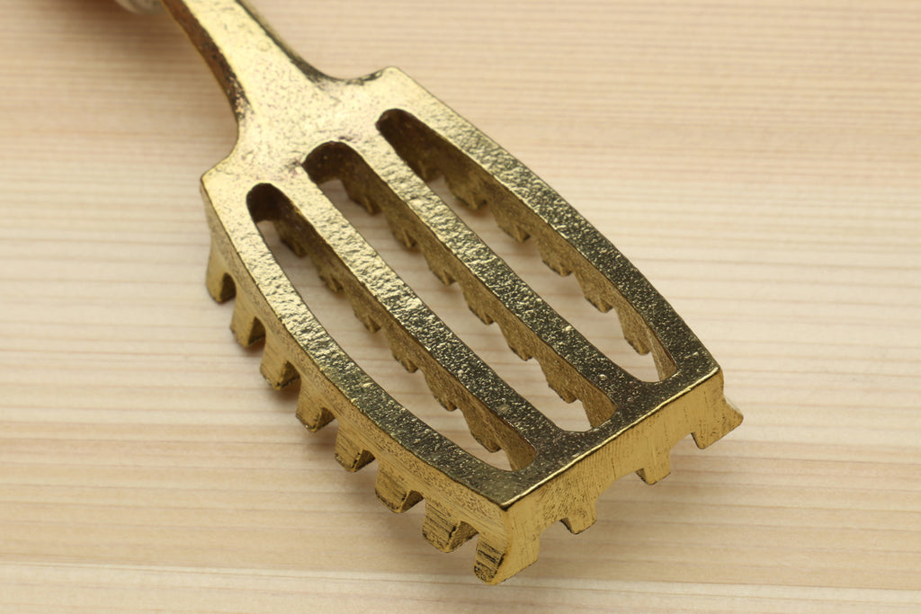 Gold fish scaler head with long slots and serrated edges