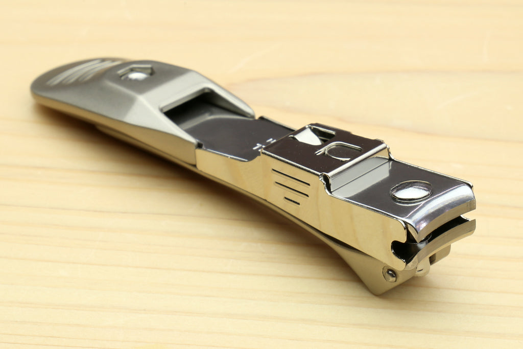 Magnetic nail clippers close view of blades with silver safety latch