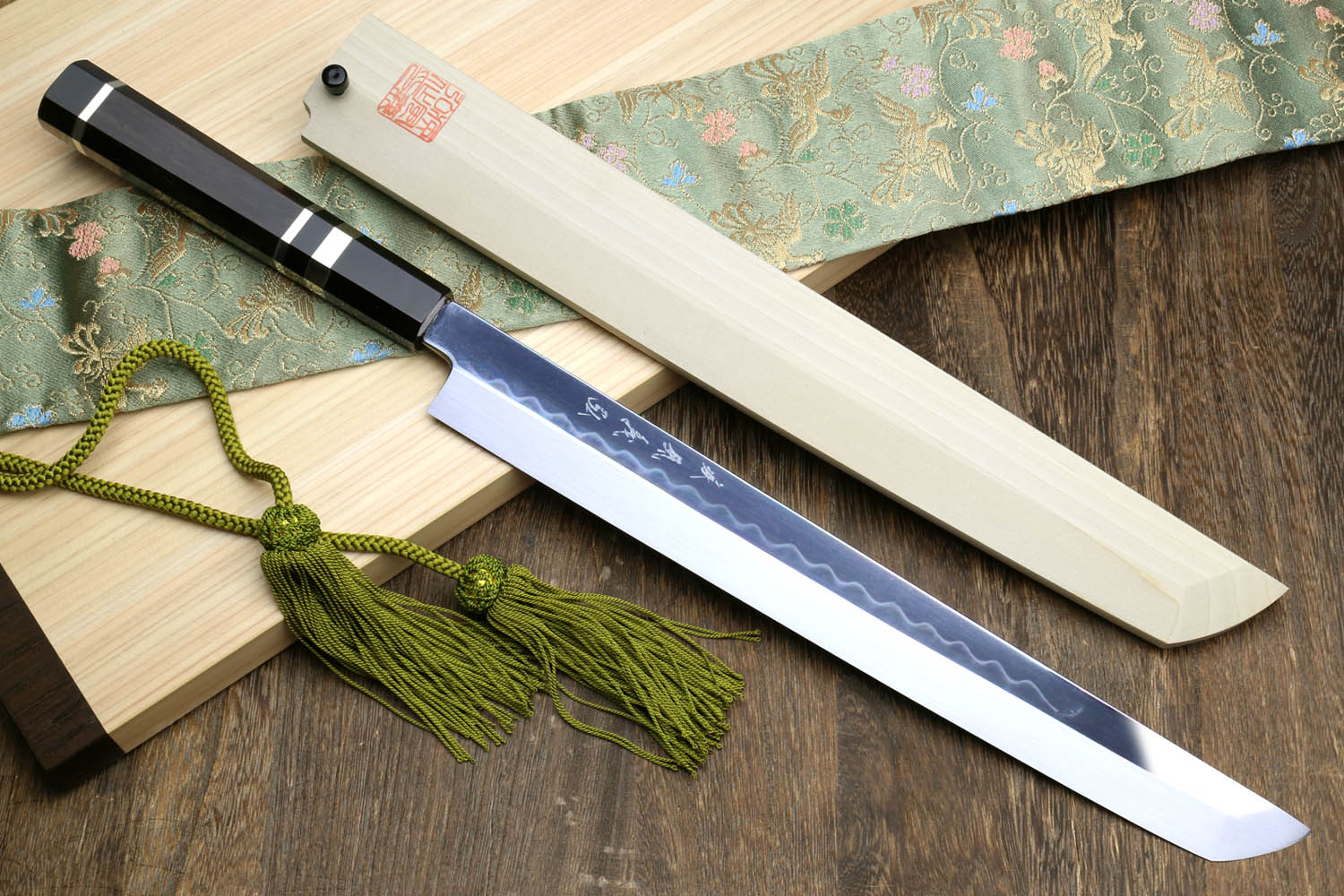 Japanese sushi knife set view: mirror blade with wavy pattern and checkered handle