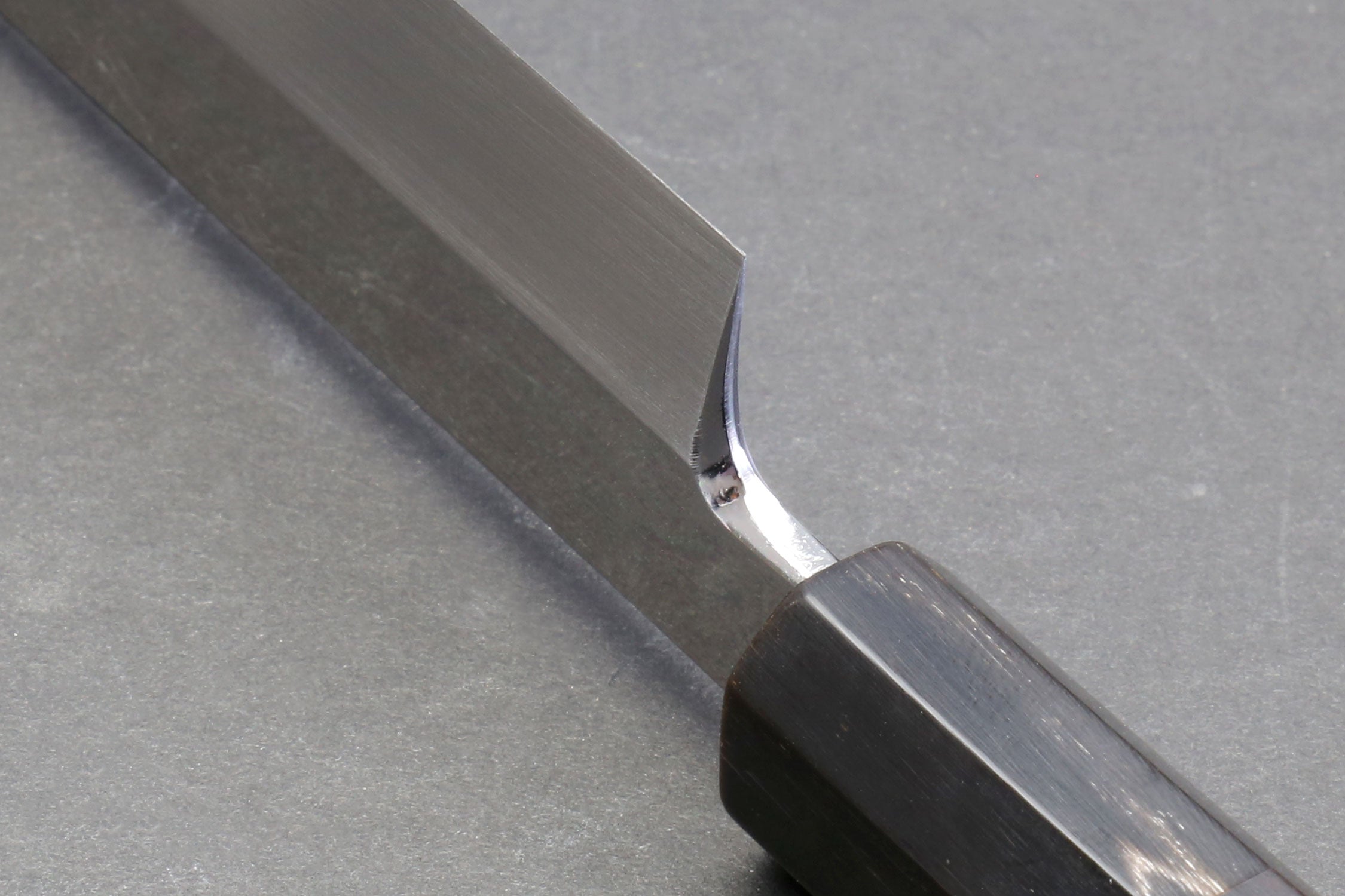 Sakimaru sushi knife edge detail with dark handle