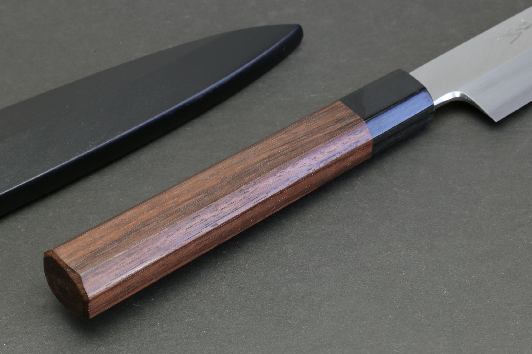 Yanagi knife with rosewood handle and dark saya, full blade profile